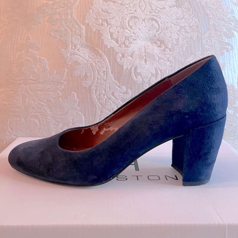 Halston Navy Blue Kid SuedeHeels Classic pumps in gorgeous blue color. Size 7 - Picture 5 of 12